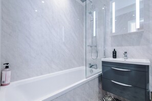 Towels, toilet paper - Binding House by Guestz (Hull)