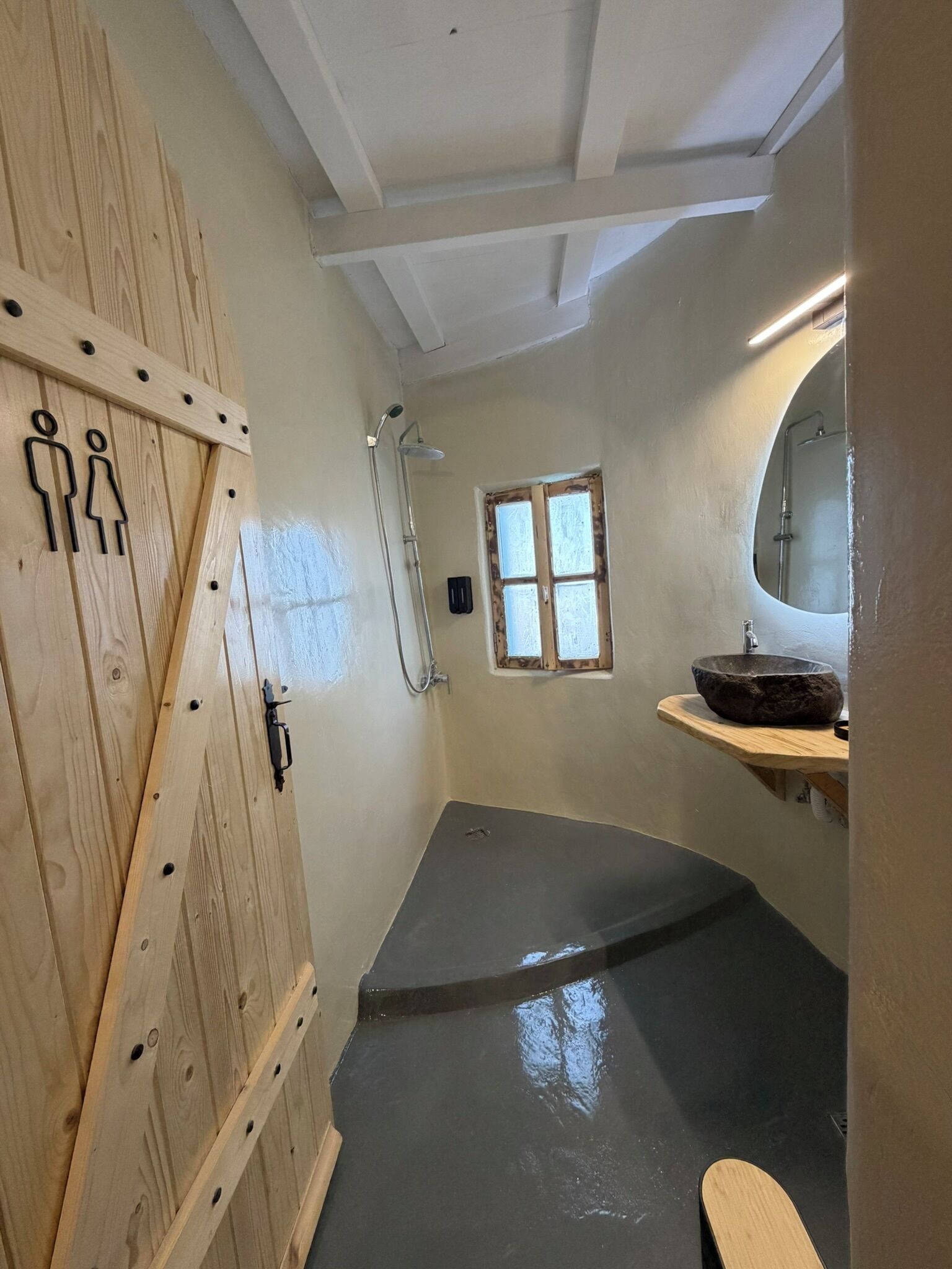シャワー、タオル、石鹸、トイレットペーパー
