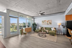 Living area - Charming 2 Bed Apartment W/ Great Views, A/C, Free Parking, Washer&Dryer in Unit (San Diego)