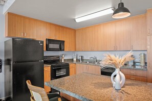 Private kitchen - Charming 2 Bed Apartment W/ Great Views, A/C, Free Parking, Washer&Dryer in Unit (San Diego)