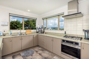 Refrigerador, microondas, lavavajillas y cafetera y tetera 