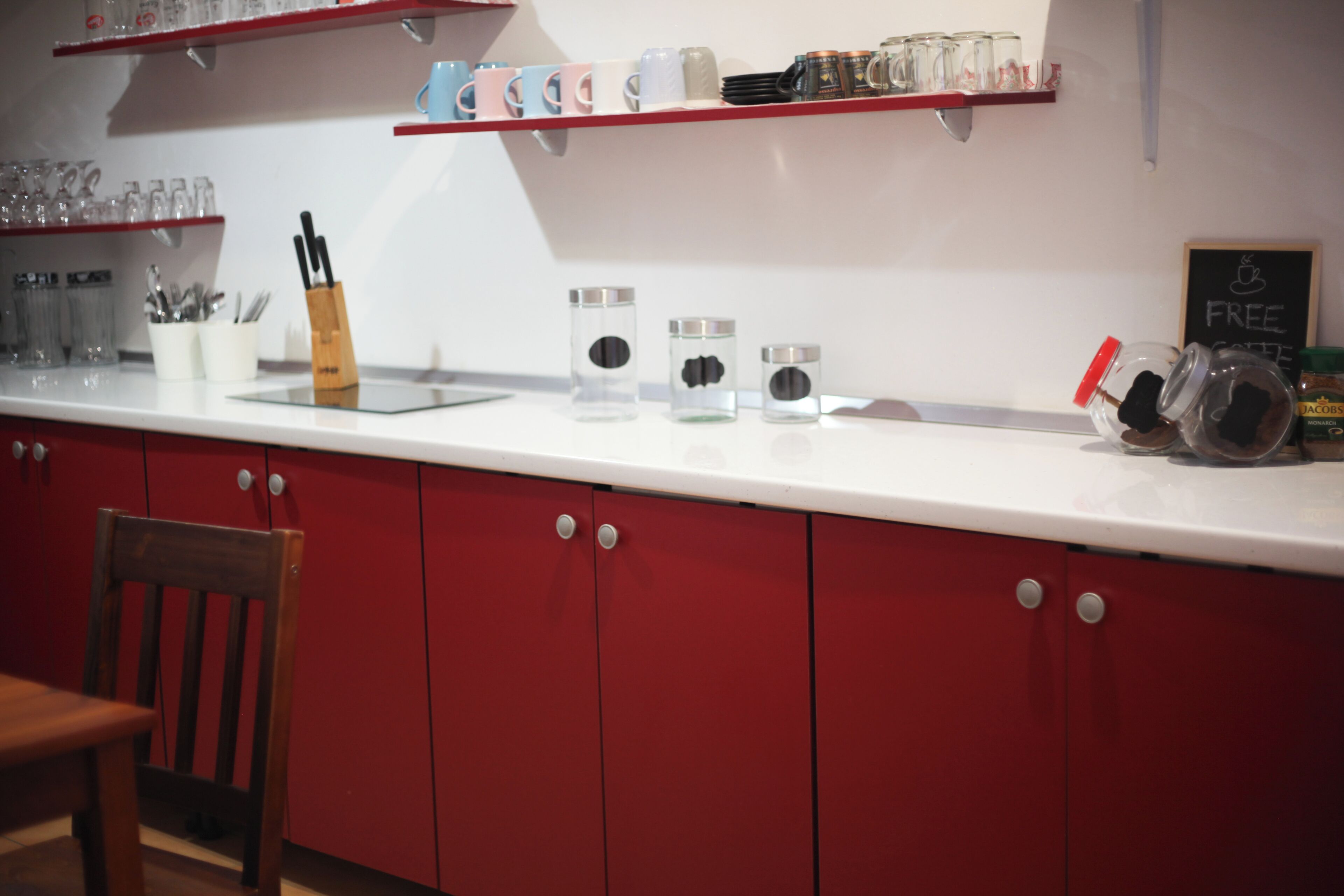 Réfrigérateur, micro-ondes, plaque de cuisson, lave-vaisselle