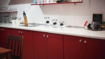 Réfrigérateur, micro-ondes, plaque de cuisson, lave-vaisselle