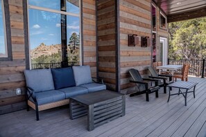 Outdoor dining - NEW! Red Rock & Pine Retreat. Sleeps 20+ people. (Teasdale)