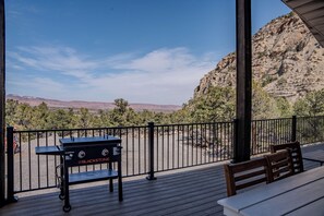 Outdoor dining - NEW! Red Rock & Pine Retreat. Sleeps 20+ people. (Teasdale)