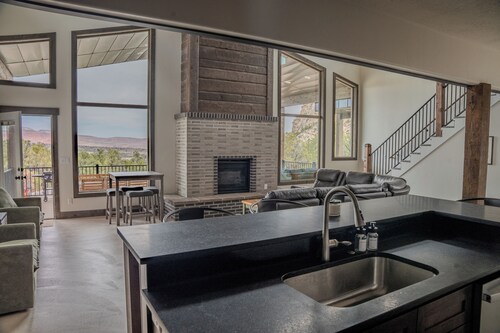 NEW! Red Rock & Pine Retreat. Sleeps 20+ people.
