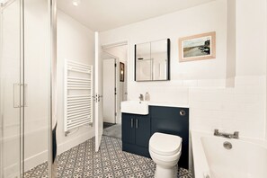 Dusche, Haartrockner, Handtücher, Seife