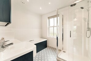 Dusche, Haartrockner, Handtücher, Seife