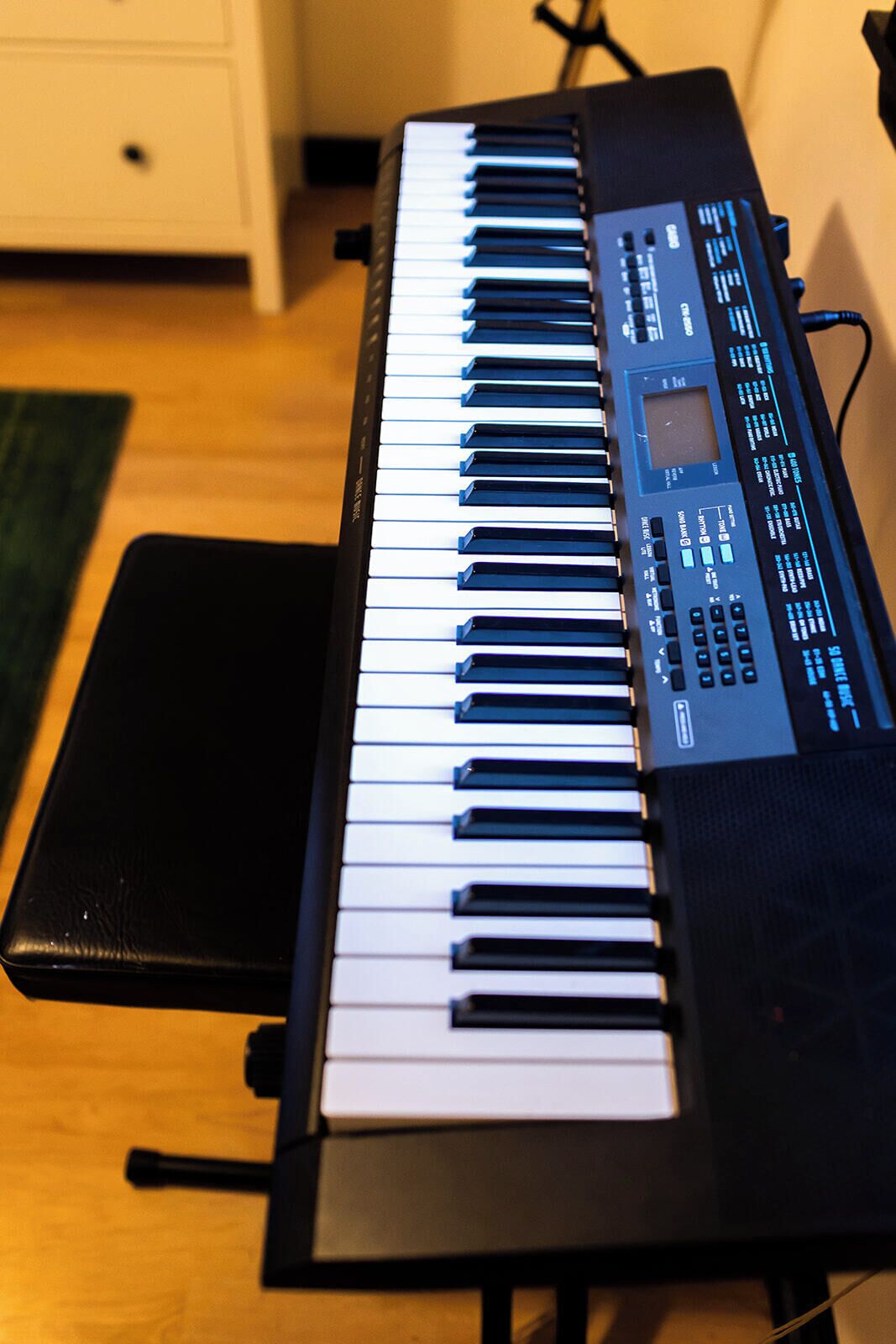 Um teclado com visor digital e botões de controle.