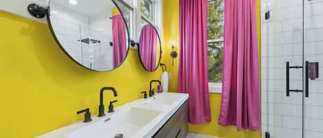 Douche, sèche-cheveux, serviettes fournies, savon