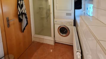 Een douche, handdoeken, toiletpapier
