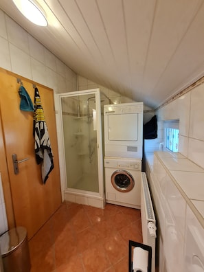 Regadera, toallas, papel de baño
