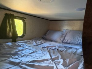 2 bedrooms, desk, WiFi