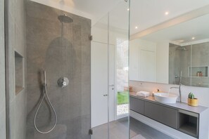 Regadera, secadora de cabello, bidet, toallas 
