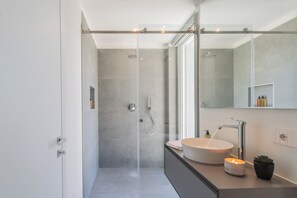Regadera, secadora de cabello, bidet, toallas 