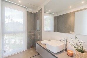 Doccia, asciugacapelli, bidet, asciugamani