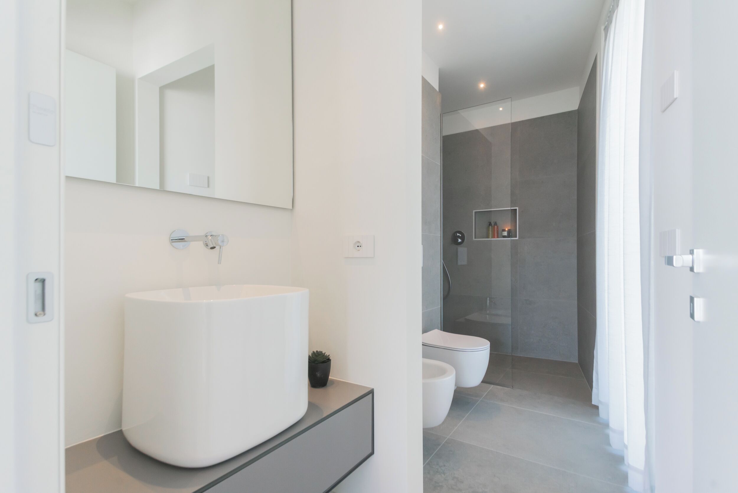 Shower, hair dryer, bidet, towels