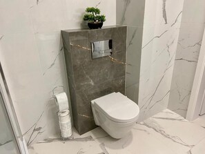 Secadora de cabello, toallas, jabón, papel de baño 