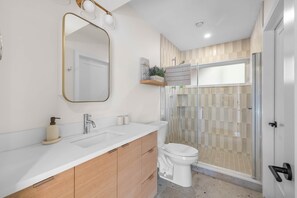 Towels - Luxury Waterfront Property - Meadow's Edge with Beach Access, Hot Tub (Bonshaw)