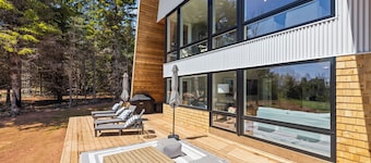 Luxury Waterfront Property - Meadow's Edge with Beach Access, Hot Tub