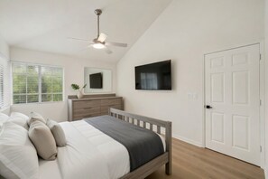 3 habitaciones, escritorio y tabla de planchar con plancha