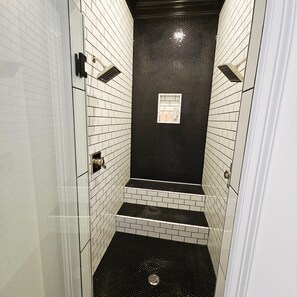 Hiustenkuivaaja, pyyhkeet, saippua, vessapaperi