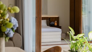 Un dormitorio moderno con cama, mesita de noche y vistas al exterior.