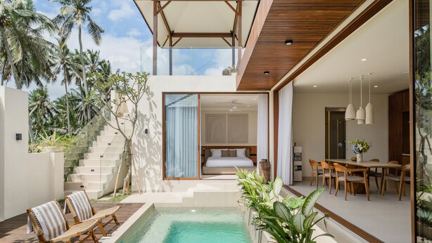 Una casa moderna con piscina, comedor y un dormitorio con ventana grande.