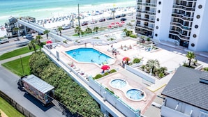 Ein Hotel mit Pool, Strandblick und einem mehrstöckigen Gebäude.