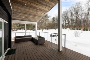 Terrace/patio - Cargo Cozy - countryside cottage with hot tub (Suttons Bay)