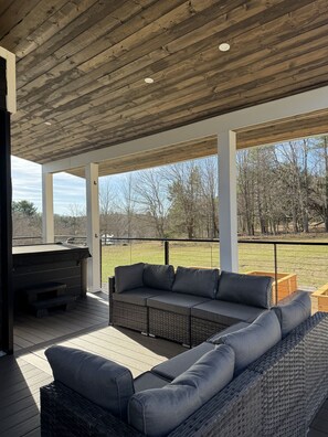 Terrace/patio - Cargo Cozy - countryside cottage with hot tub (Suttons Bay)