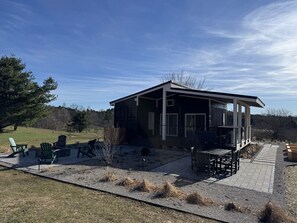 Outdoor dining - Cargo Cozy - countryside cottage with hot tub (Suttons Bay)