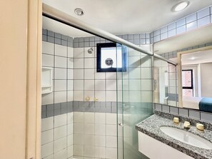 Basic Apartment | Bathroom - Apart-hotel Iate Plaza, Vista Completa da Orla de Fortaleza (Fortaleza)