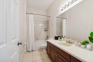 Hair dryer, towels - Convoy History Mansion (Tarpon Springs)