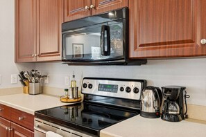 Fridge, microwave, oven, stovetop - Convoy History Mansion (Tarpon Springs)