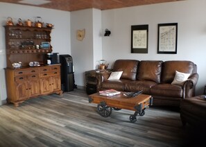 Living area - Adorable 2-bedroom apartment with AC and free WIFI in charming Orwell, Ohio. (Orwell)