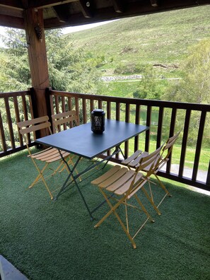 Outdoor dining - Duplex 6 people - mountain view terrace (Loudervielle)