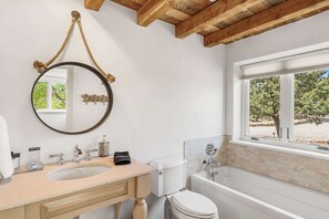 Shower, hair dryer, towels, shampoo - Near Santa Fe Plaza, Luxury Outdoor Space, Hot Tub (Santa Fe)