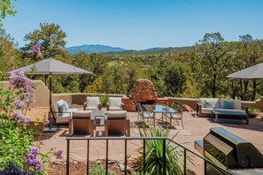 Outdoor dining - Near Santa Fe Plaza, Luxury Outdoor Space, Hot Tub (Santa Fe)