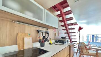 Apartamento básico | Cozinha privada | Talheres/pratos/utensílios de cozinha