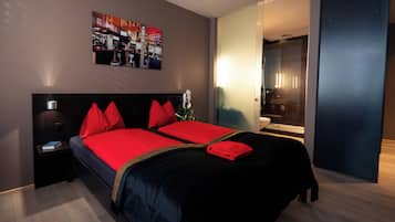 Kamar Double Basic | Meja kerja, ruang kerja ramah laptop, dan Wi-Fi gratis