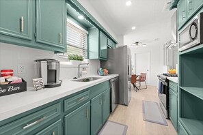 Private kitchen - Spacious 3BR. Sleeps 9+.Huge Parking. Prime Location. (Houston)