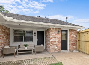 Exterior - Spacious 3BR. Sleeps 9+.Huge Parking. Prime Location. (Houston)
