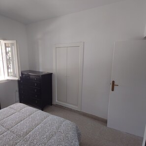 3 bedrooms, iron/ironing board, Internet, bed sheets