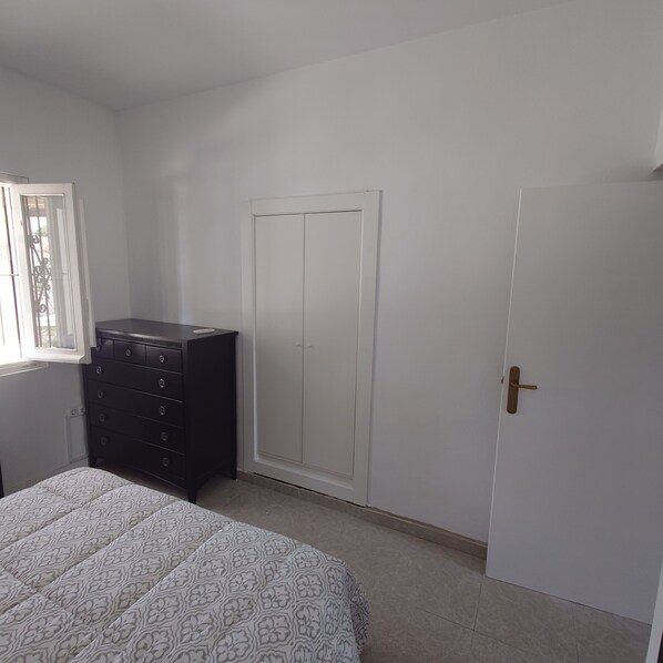 3 bedrooms, iron/ironing board, Internet, bed sheets