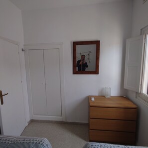 3 bedrooms, iron/ironing board, Internet, bed sheets