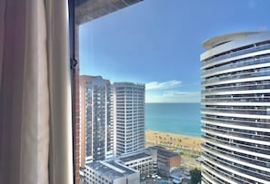 A high-rise building with a view of the beach and ocean. - Hotel na Beira Mar de Fortaleza (Fortaleza)