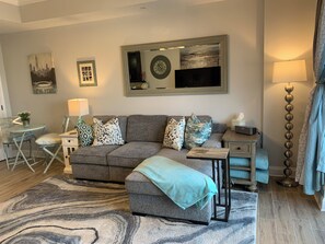 Living area - WALK TO FSU events! Great downtown location!Graduation & Games only blocks away! (Tallahassee)