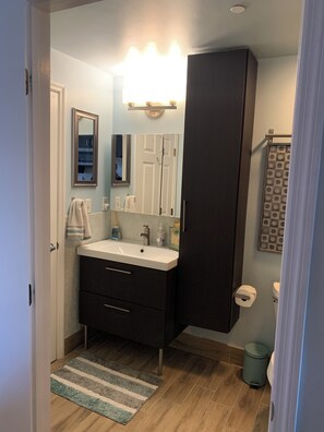 Hair dryer, towels, toilet paper - WALK TO FSU events! Great downtown location!Graduation & Games only blocks away! (Tallahassee)