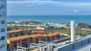A coastal view with buildings, a beach, and the ocean. - Mirante Condominio Clube (Fortaleza)